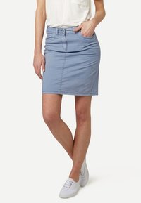 Falda de mezclilla azul claro, diseño ajustado, estilo clásico de cinco bolsillos, cierre de cremallera y botón, de longitud hasta la rodilla con textura suave.