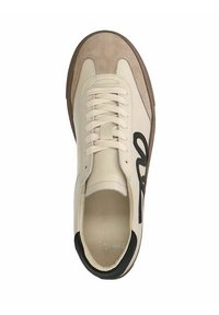 Beige Leder-Sneaker mit Wildleder-Details in Tan, runder Zehenform, flachen cremefarbenen Schnürsenkeln und einem schwarzen Logo an der Seite. Gummisohle mit strukturierter Oberfläche.