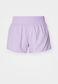 Pantalones cortos de color púrpura claro con cintura elástica, ajuste relajado y textura suave. No se observan patrones ni adornos.