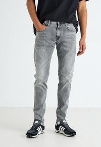 Replay - ANBASS PANTS - Slimfit džínsy - medium grey Miniatúrny obrázok 1