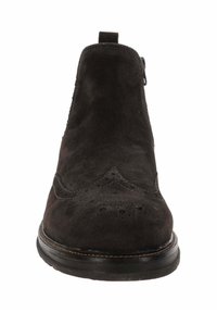 Stivaletto in camoscio nero con dettagli brogue, punta arrotondata e zip laterale. Suola in gomma robusta con un bordo a contrasto.