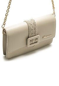 Beige Clutch aus Kunstleder mit einem gewebten, dekorativen Riemen, einer quadratischen Schnalle und einem goldfarbenen Kettenriemen. Glatte Textur mit dezenten Nähten.