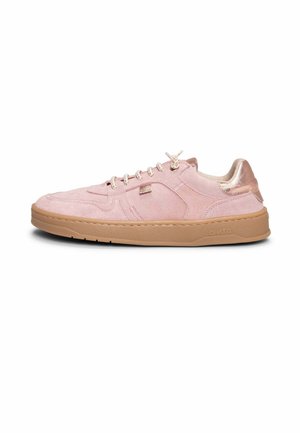 Zapatilla deportiva de corte bajo en ante rosa pálido con suela beige, lengüeta en el talón de metal oro rosa metálico y cordones blancos pasados por ojales metálicos.