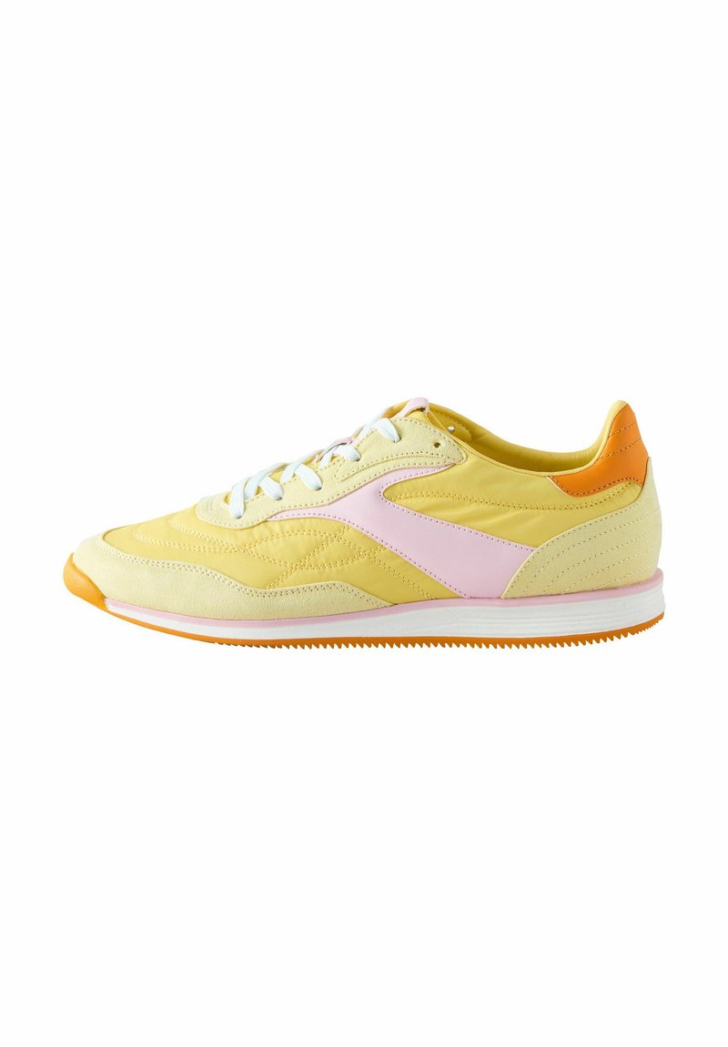 Sneaker giallo in materiale scamosciato e pelle, con accenti rosa, lacci bianchi e tacco arancione. Suola testurizzata con dettagli di grip.