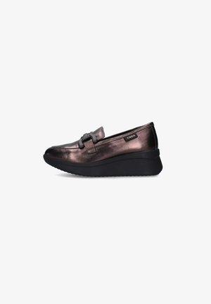 Scarpa slip-on in pelle metallica scura con punta arrotondata, dettaglio a nodo decorativo e suola in gomma nera rialzata.