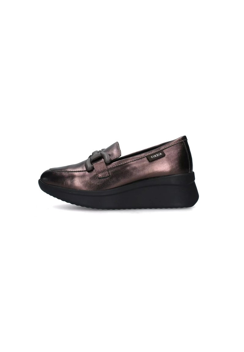 Scarpa slip-on in pelle metallica scura con punta arrotondata, dettaglio a nodo decorativo e suola in gomma nera rialzata.