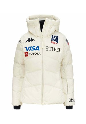 Giacca puffer isolata bianca con cappuccio, dotata di accenti neri, loghi blu e neri, e chiusura con zip. Motivo trapuntato testurizzato.