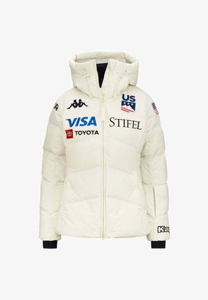 Giacca puffer isolata bianca con cappuccio, dotata di accenti neri, loghi blu e neri, e chiusura con zip. Motivo trapuntato testurizzato.