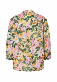 Bloemenschirt van lichtgekleurde stof, met roze, gele en groene bloemenpatronen. Lange mouwen en een knoopsluiting.