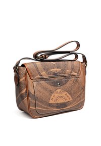 Brun læder crossbody taske med sorte abstrakte mønstre, en forlommer og justerbar rem snoet ovenpå, stående mod hvid baggrund.