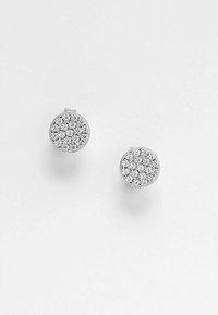 Silverfärgade runda studörhängen med en texturerad yta som har flera små klara rhinestones. Släta kanter och en säker baksida med stift.