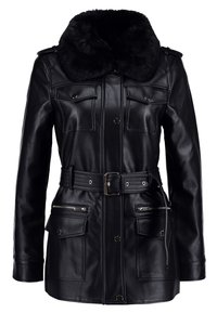 Chaqueta de cuero negra con cuello de piel sintética, cierres frontales de broches y cremallera, cuatro bolsillos utilitarios y diseño con cintura ajustable con cinturón.