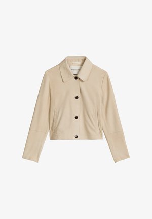 Beige cropped jack met puntkraag, lange mouwen, knoopsluiting aan de voorkant en twee verticale zijzakken.