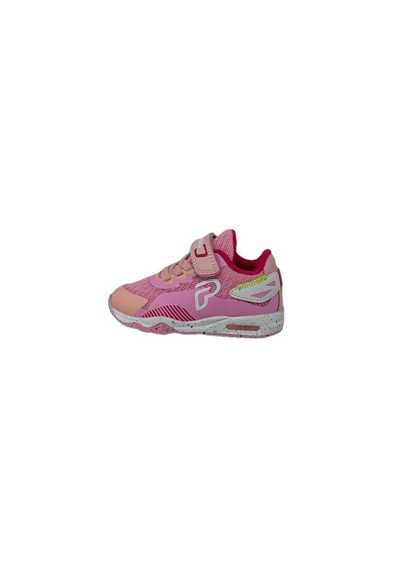 Zapatilla deportiva rosa con parte superior de malla, correa de velcro y suela de goma. Presenta cordones ajustables, acentos blancos y una entresuela moteada.