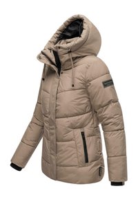 Beige pufferjack met een capuchon, voorzien van een ritssluiting aan de voorkant, elastische manchetten en zwarte ritszakken. Textuur, gewatteerd patroon over de gehele jas.