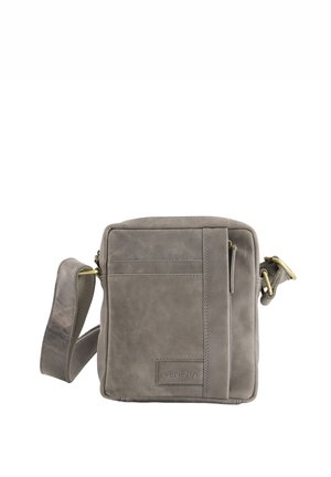 Grå læder crossbody taske med afrundede hjørner, frontlomme og messingdetaljer. Blød tekstur med subtile overfladevariationer.