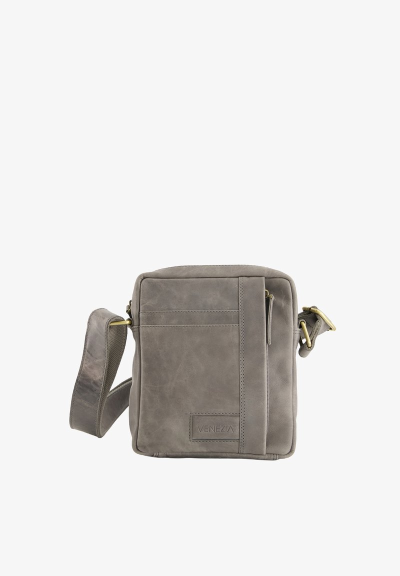 Szara skórzana torebka crossbody z zaokrąglonymi kątami, przednią kieszonką i mosiężnymi akcentami. Miękka tekstura z subtelnymi wariacjami na powierzchni.
