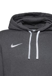 Sudadera con capucha gris de Nike con cordón, que presenta un logo Swoosh blanco en el lado izquierdo del pecho. Tela suave con un diseño de ajuste regular y capucha espaciosa.