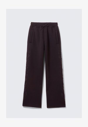 Pantaloni della tuta viola scuro con vita elastica, cordoncino, tasche laterali e un delicato ricamo lungo le gambe esterne.