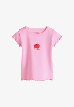 Camiseta rosa de manga corta para niño pequeño con costuras acanaladas, bordes con volantes y gráfico de un tomate rojo sonriente con el texto "tomato" en el centro delantera.