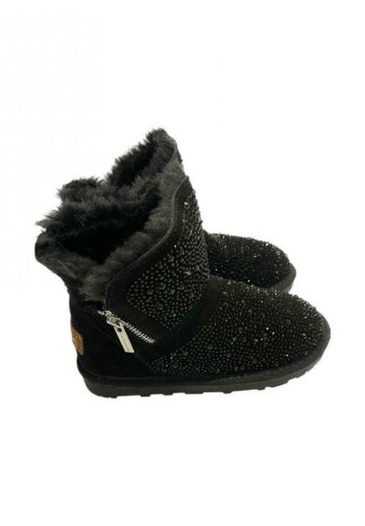 Svarte ruskindsankelstøvler med faux fur-for, pyntet med små rhinsten og med lynlås i siden. Flad gummisål.