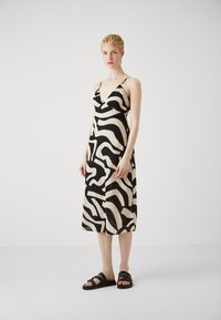 Vero Moda Tall - VMAGNETE SINGLET CALF DRESS - Dnevna obleka - black/sand dollar Miniaturna slika 1