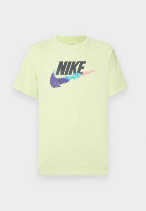 T-shirt Nike di un luminoso giallo chiaro con un grande logo nero e un design a gradiente colorato della swoosh, collo rotondo e maniche corte.