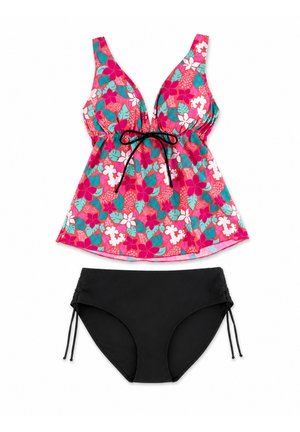 Dwuczęściowy strój kąpielowy z różowym kwiecistym topem tankini z czarną kokardą oraz jednolitymi czarnymi majtkami bikini z regulowanymi wiązaniami po bokach.