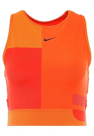 Haut court de sport sans manches à blocs de couleur orange et rouge avec un logo Nike swoosh noir centré près de l'encolure.