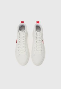 Witte hoge sneakers van glad materiaal, met rode accenten en veters, en een gewatteerde kraag voor comfort.