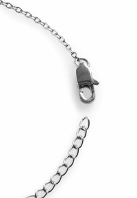 Srebrny metalowy łańcuch z zaokrąglonymi ogniwami, z zapięciem na jednym końcu. Projekt jest elegancki z polerowanym wykończeniem.