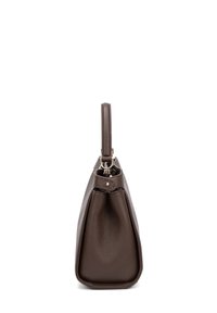 Borsa a mano in pelle marrone con finitura texture, forma rettangolare e un manico superiore singolo. Presenta accessori in argento e una chiusura con zip.