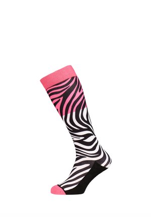 Kniesok met zwart-witte zebrastrippen, felroze boord en teen, en een effen zwart hielgedeelte.