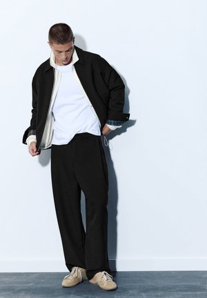 PULL&BEAR, TAILORED FIT STRAIGHT-LEG - TROUSERS - Broek - black