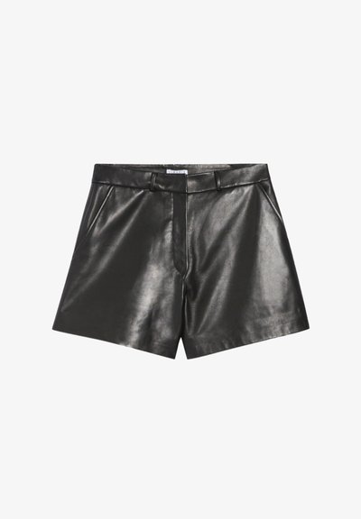 Shorts en cuir noir avec une texture lisse, taille mi-haute et plis à l'avant. Présente des poches latérales et une finition brillante.