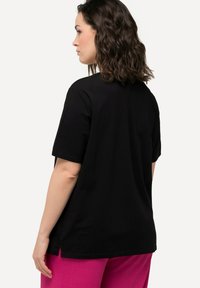 Ulla Popken CUTOUT NECK SHORT SLEEVE  - T-shirt med print - black