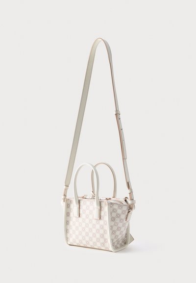 Μικρή λευκή ορθογώνια τσάντα με σχεδιασμό μοτίβου, δύο κοντές λαβές και μακρύ, ρυθμιζόμενο ιμάντα ώμου.