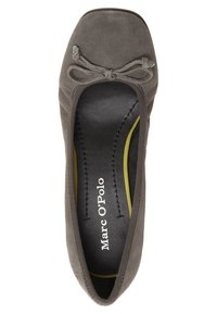 Ballerina in camoscio grigio con punta arrotondata e un fiocco decorativo. La soletta nera presenta una bordatura gialla e il marchio "Marc O'Polo". Tessuto liscio.