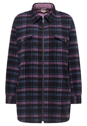 Kurtka na zamek z długim rękawem w czarno-fioletowo-niebieską kratę, z zapiętymi na guziki kieszeniami na piersi i kołnierzem z zagiętymi klapami.