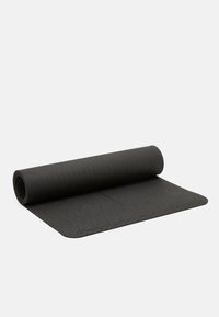 Osittain avattu tummanharmaa jooga-matto, jonka pinnassa on röpelöinen rakenne, esitellään valkoista taustaa vasten.