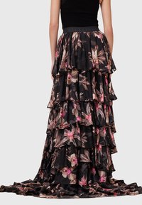 Sort, lagdelt maxi-nederdel med flæser, prydet med blomsterdesigns i pink og tan. Fremstillet af let, flydende stof.