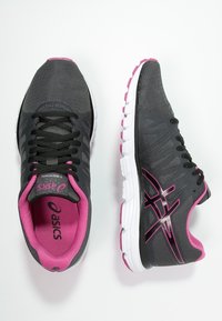 Scarpe da ginnastica nere e grigie con accenti rosa. Parte superiore in rete, colletto imbottito e suola bianca con grip antiscivolo. Logo ASICS visibile.