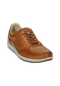 Zapatillas de cuero marrón con diseño perforado, parte frontal con cordones, acentos texturizados y suela de goma de color claro.