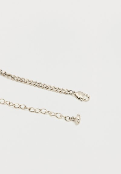 Δύο ασημένια κολιέ με αλυσίδες διαφορετικού σχεδίου, το ένα με κούμπωμα σε σχήμα αστακού στη μία άκρη και το άλλο με στρογγυλό κούμπωμα στην άλλη πλευρά.