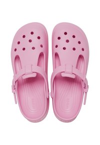 Roze plastic sandalen met ventilatiegaten, een rubberen bandje en een getextureerde binnenzool. Gladde oppervlakte en afgeronde vorm, ontworpen voor comfort.