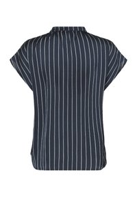 Tengerészkék blúz fehér, függőleges csíkokkal, rövid ujjú, laza szabású. A hátulján egy yoke részlet található, amely fokozza a dizájnt és a szerkezetet.