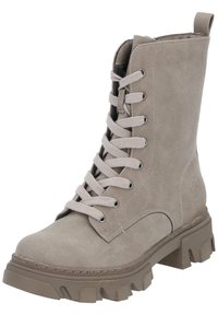 Bottines en suède gris à lacets avec une semelle épaisse et robuste, dotées de lacets moelleux et d'une boucle à l'arrière pour un enfilage facile. Détail de surface texturé.