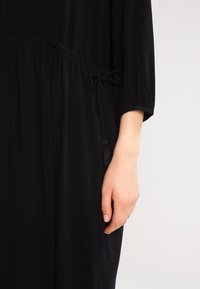 Custommade Vapaa-ajan mekko - black
