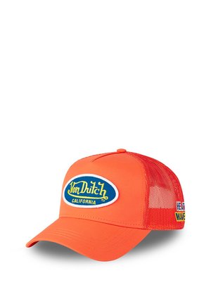 Casquette trucker orange vif avec dos en maille, arborant un patch logo « Von Dutch California » bleu et jaune sur le panneau avant.
