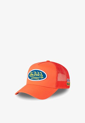 Casquette trucker orange vif avec dos en maille, arborant un patch logo « Von Dutch California » bleu et jaune sur le panneau avant.